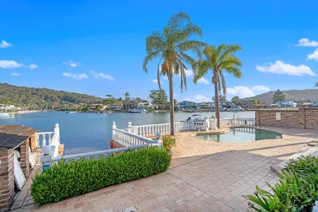 Stunning 4BR Holiday Home with Water Views & Pool Отели в г. Копакабана