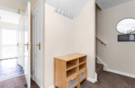 The Townhouse - 4 Rooms Large Beds with TV's, Poker Table, Fully Equipped, Easy Ring-Road Access