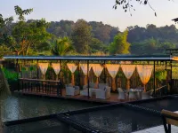 บริคบ็อกซ์ พูลวิลล่า แอนด์ คาเฟ่