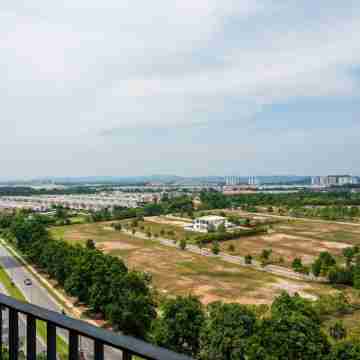 Trefoil Setia Alam 2 Pax with Neftlix Rooms