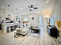 Colorful dining in quiet cozy home near downtown