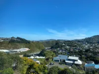 Cozy, relaxing bedrooms with a mountain view in Johnsonville, close to CBD and picton ferry โรงแรมใน