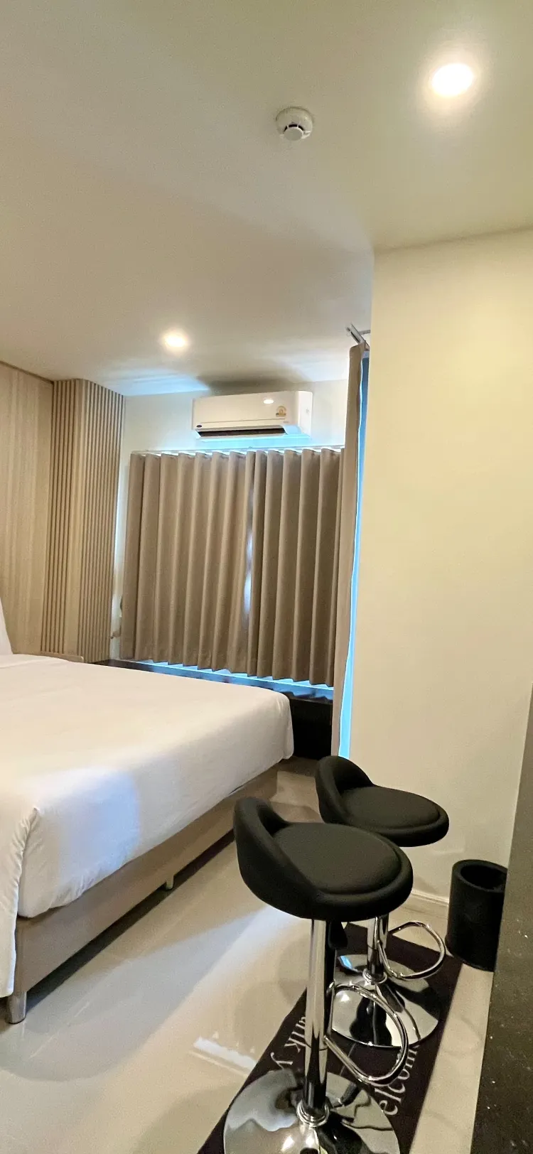 ห้องดีลักซ์ เตียงใหญ่ 1 เตียง