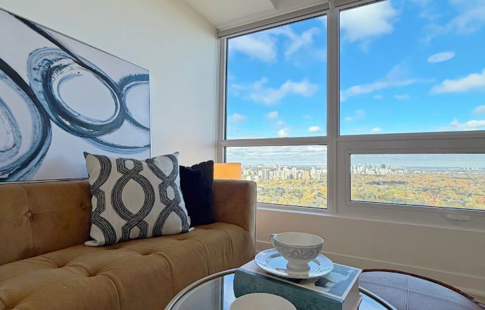 Spacious Central Downtown Condo Yonge/Bloor