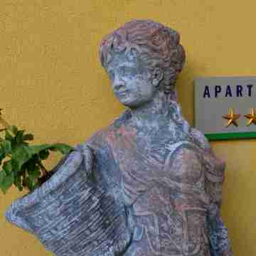 E&E Apartments Free Parking / City Center LJ Hotel Exterior