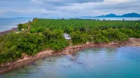 The Munique Cliff House Chumphon - private jacuzzi with beach views Wat Khao Thung Maha附近的飯店