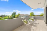 Bright & Elegant 2BR with 2 Parking in Mascot Rosebery 호텔