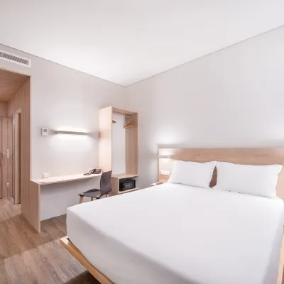 Moov Hotel Oeiras Hotels near Praia de Santo Amaro
