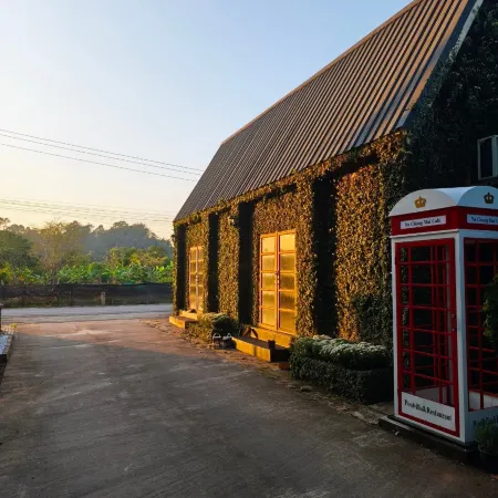 Brick Box Pool Villa & Cafe