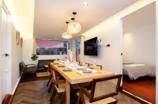 河畔設計師住宅  4間臥室 叻巫拉納區（Ratburana Pier）附近的飯店