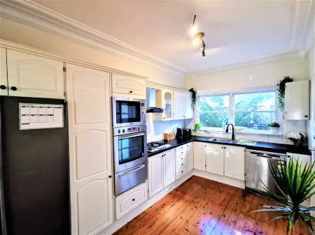 Sydney Meets Miranda, Comfy 4 Bedroom home,7 beds Отели в г. Miranda