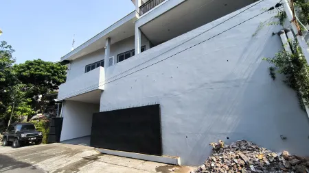 Tumesa Guesthouse Syariah 2 Отели рядом с Аэропорт Ачмад Уани