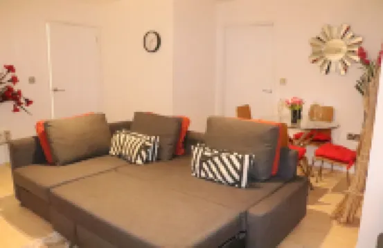 Skyline Haven: Modern 2BR w/ Free Parking & 4kTV