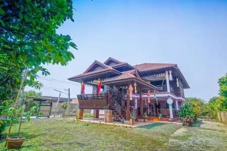 HuanKhumMaung LaPoon Отели рядом с достопримечательностью «Sun Watthanatham Changwat Lamphun Rongrian Suan Bun Yo Patham»