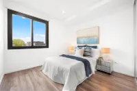 Bright & Elegant 2BR with 2 Parking in Mascot 버터스코치 공원 주변 호텔