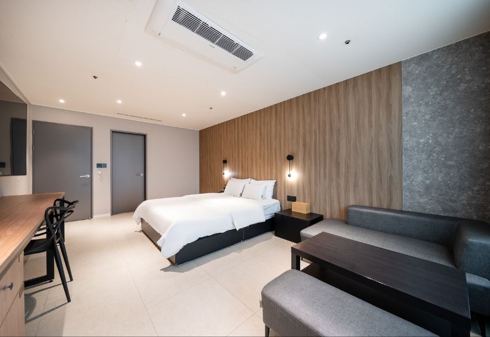 Queen Town Hotel - Housity