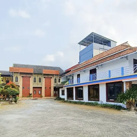 TwoSpaces Living at Matahari Homestay, Batu