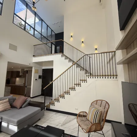 2BR Luxury Lower Penthouse in Mckinley West