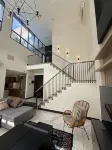 2BR Luxury Lower Penthouse in Mckinley West