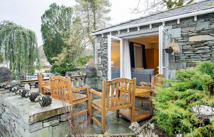 Waterhead Retreat, Ground Floor Bathtub Suites with Private Entrance