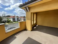 2BR Townhouse w/ 2-Car Garage & Private Terrace - parking