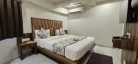 Hotel Royal Grand. - parking