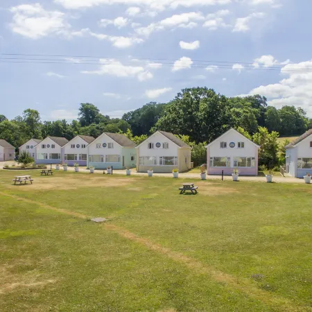 Seaview Holidays - Salterns Village Отели рядом с достопримечательностью «Пристань для яхт Хаслар»