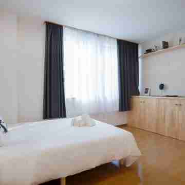 Joyful Residence｜Only 3-Min Walk to Garden Town Station Rooms