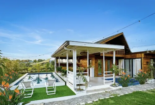 Sundown Farm Stay | Mahogany Villa with Pool - maisons de vacances