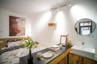Homestay CHAT | Train Street Apartments | Old Quarter Edge - parkir
