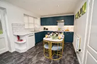 Large Group and Family 10 beds house فنادق في 