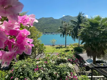 M Villa Nha Trang Отели рядом с достопримечательностью «MerPerle Sparkling Waves»