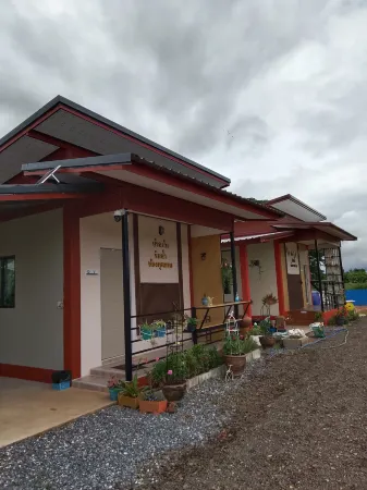 Rim nam Resort Отели в г. Tha Bo