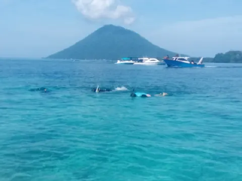 Bunaken Island 1 time Diving and 1 point snorkeling Hotels in Tongkeina