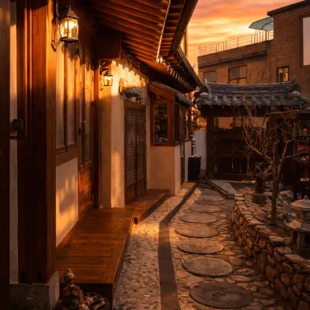 Jeonju Myeongga Hanok Stay Отели рядом с достопримечательностью «Традиционный дом Хакиндан»