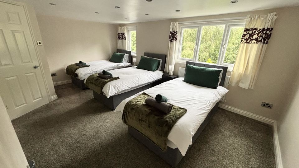 4BR 2BA+2WC | WiFi | Driveway | 7 Beds | Bolton