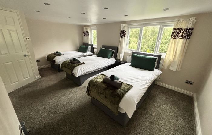 4BR 2BA+2WC | WiFi | Driveway | 7 Beds | Bolton