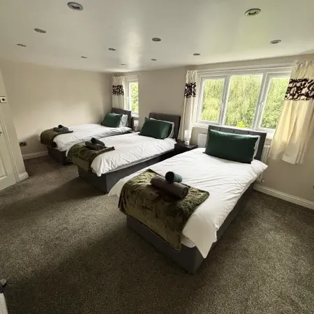 4BR 2BA+2WC | WiFi | Driveway | 7 Beds | Bolton