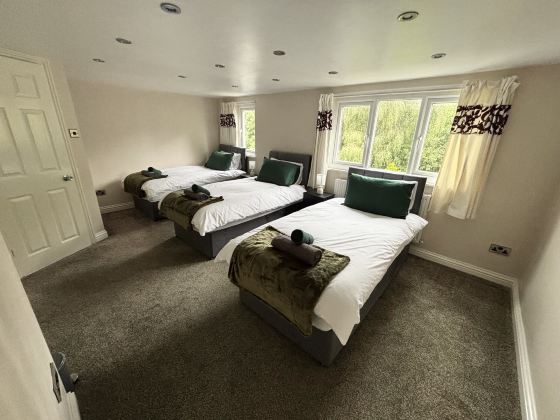 4BR 2BA+2WC | WiFi | Driveway | 7 Beds | Bolton
