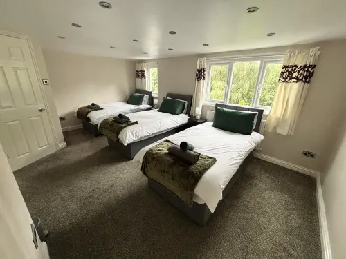 4BR 2BA+2WC | WiFi | Driveway | 7 Beds | Bolton - parking
