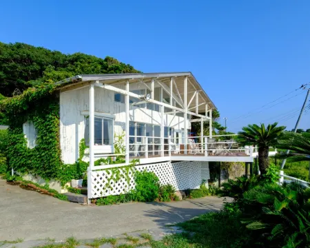 海と光のある暮らし｜ビーチまで徒歩5秒の一棟貸切｜写真が映えるオーシャンビュー｜10名 | 三浦バンビーノ 三浦のホテル