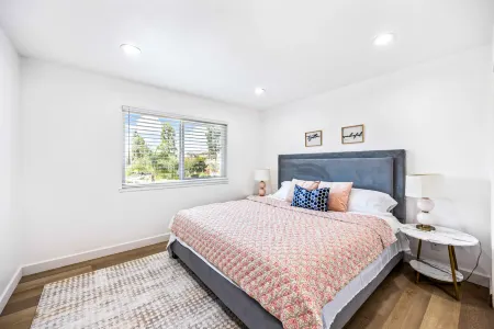 罗兰岗夜市广场两房一卫独立公寓 Отели рядом с достопримечательностью «Библиотека Роленд Хай Скул»