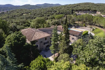 Cottage Menthe on large domain with Pool, Spa, Tennis Отели в г. Сен-Жульен-Ле-Розье