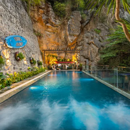 The Oversleep Catba Hostel & Pool Bar Отели рядом с достопримечательностью «Порт Cat Ba»