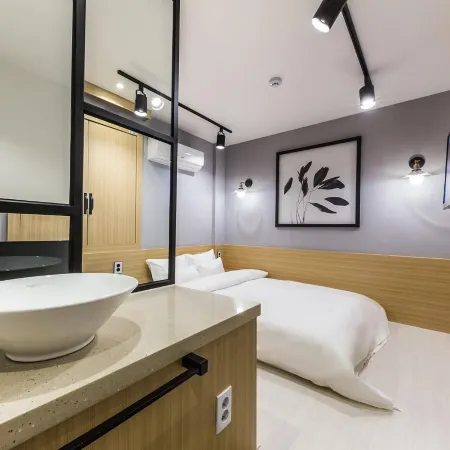 Raha Hotel Отели рядом с достопримечательностью «Железнодорожная станция Хвеги»