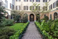 Rent Apartment - Duomo Brera Elegant Suite in Design District サン・マルコのホテル