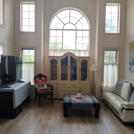 Go House B&B, Queen Bed, Private Bathroom in Richmond.