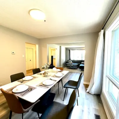 Bright, Cozy & Renovated – vacation home 스카버러 타운 센터 주변 호텔