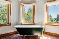 Farm-Style Retreat Near Niagara Falls on 58 Acres - bars