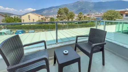 Midpoint Suites - Deluxe Suite 104